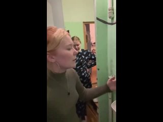 free девушка подпевала гудящей трубе в ванной у себя в общежитии и прославилась в интернете hd
