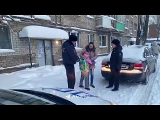 free полицейские в ижевске вернули домой восьмилетнюю девочку которая уснула в транспорте по дороге из школы домой hd