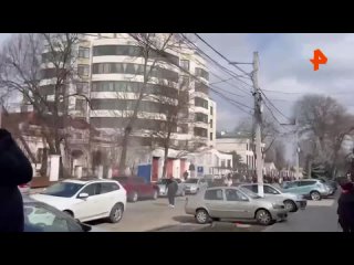 free провокация произошла у здания посольства рф в кишиневе где сегодня работает избирательный участок неизвестный бросил hd