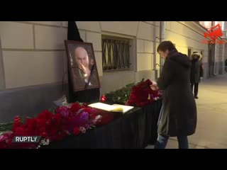 free долбоёбы несут цветы к зданию мэрии в память о том как их ебли изымая последнее 11 12 2019 hd