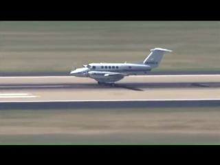 free пилот удачно посадил самолет у которого не выпустилось переднее шассиplane landing at oklahoma city airport after hd