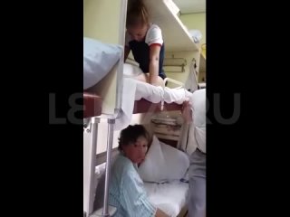 free пьяный тренер по гимнастике молодые заставила подопечную сесть на шпагат на верхней полке поезда hd