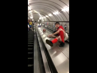 free скоростной спуск в метро закончился для пьяного британца двойным ударом в пах hd