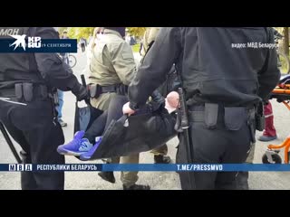 free мвд белорусcии опубликовало видео на котором омоновцы помогают двум женщинам им стало плохо во время женского марша hd