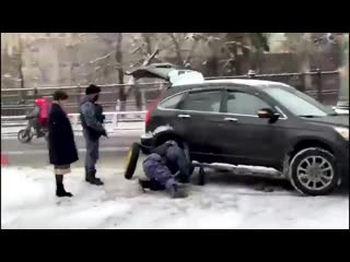 free шок контент в центре москвы росгвардейцы помогают женщине заменить колесо на машине mp4 hd
