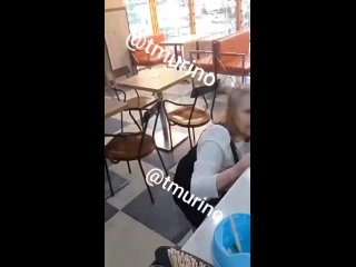 free в питере пьяная старуха нассала прямо посреди шаурмечной а потом эпично упала в свою же ссанину hd