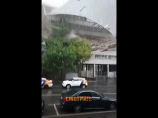 free часть крыши здания на улице правды в москве обрушилась из за сильного ветра hd