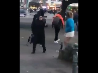free в берлине транс празднуя наступление весны решил сорвать с женщины хиджаб hd