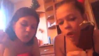 free две сучки моются в ванной и снимают всё это в periscope hd