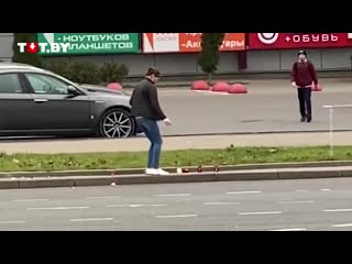 free женщина сбивает ногами лампадки установленные в память о романе hd