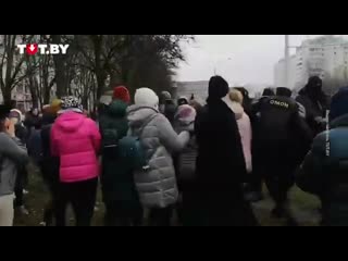 free он без сознания девушки попытались отбить у силовиков парня когда его все же схватили он упал на землю hd
