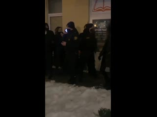free вчера собрались на площади перемен чтобы почтить память романа бондаренко но туда приехали каратели один человек hd