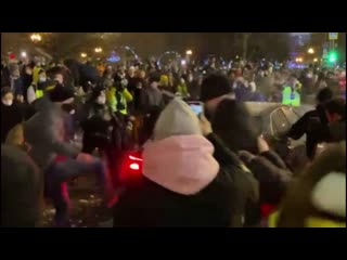 free в санкт петербурге протестующие побили машину чиновника заехавшего в толпу коррупционеров россияне не жалуют hd