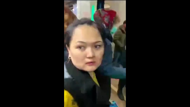 free скорее всего мужичка избили бы толпой но остальные пассажиры тоже не остались в стороне и начали заступаться hd