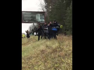 free пару часов тому большая колонна мигрантов пыталась пересечь границу беларуси и польши hd