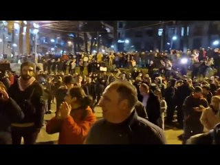free протестующие начали шатать ворота во двор парламента грузии внутри мобилизован спецназ hd
