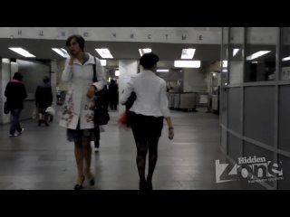 free классная съёмка скрытой камерой в метро снимают под юбками женщин hd