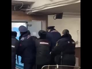 free мужчина молодые на станции метро щукинская при задержании полицией hd