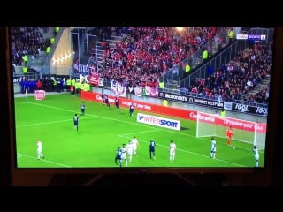 free футбол fooligans на матче лиги 1 на трибуне обрушилось заграждение пострадали 18 человек hd