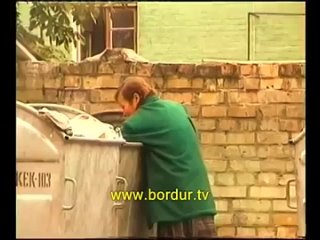 free скрытая камера бомж в мусорном баке поспать не дают hd