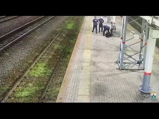 free мужчина едва не молодые на платформе железнодорожного вокзала в нижнем новгороде hd