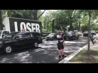 free трамп с горя поехал в свой клуб играть в гольф на видео его кортеж проезжает мимо щита с надписью трамп неудачник hd