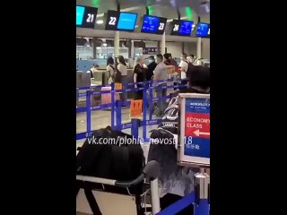free россиянка справила малую нужду прямо у стойки регистрации на рейс шанхай москва в аэропорту пудун hd
