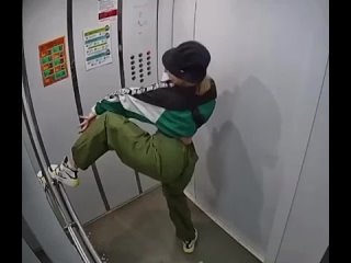 free в тюмени в лифте на камеру попала девушка которая просто внезапно решила потанцевать hd