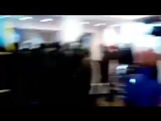 free в сети появилось видео погрома в офисе альфа банка в киеве hd