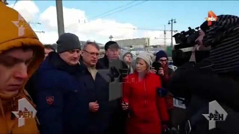 free лидер партии парнас михаил касьянов в окружении охранников почтил память бориса немцова hd