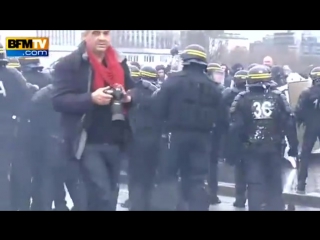 free полиция применила газ против толпы в париже hd