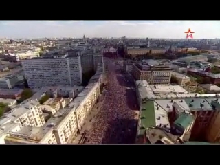 free захватывающие кадры с воздуха реки людей потекли по москве в акции бессмертный полк hd