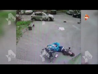 free падение козырька на голову матери с ребенком в петербурге попало на видео 18 hd