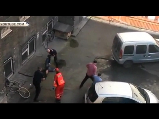 free полицейские в польше избили выпавшего из окна мужчину велосипедом и шваброй hd