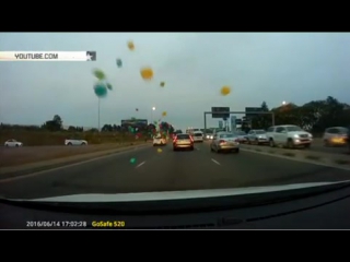 free разноцветная авария машина потеряла воздушные шары по пути на праздник hd