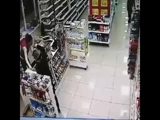 free школьник с пистолетом ворвался в магазин в воркуте ну всем было на него все равно hd