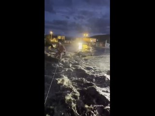 free экстремал прокатился на вейкборде по огромной луже в чите прицепившись тросом к бамперу автомобиля hd