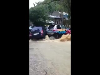 free в сочи из за сильного ливня смыло около десяти автомобилей hd