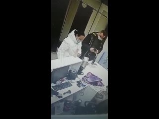 free женщина решила проверить на стойкость резиновый фаллоимитатор прям в пункте выдачи hd