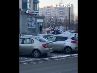 free сходила за хлебом в екатеринбурге голая девушка бегала вдоль дома и пыталась попасть в подъезд hd