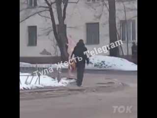 free в туле голая женщина гонялась за мужчинами по улице hd