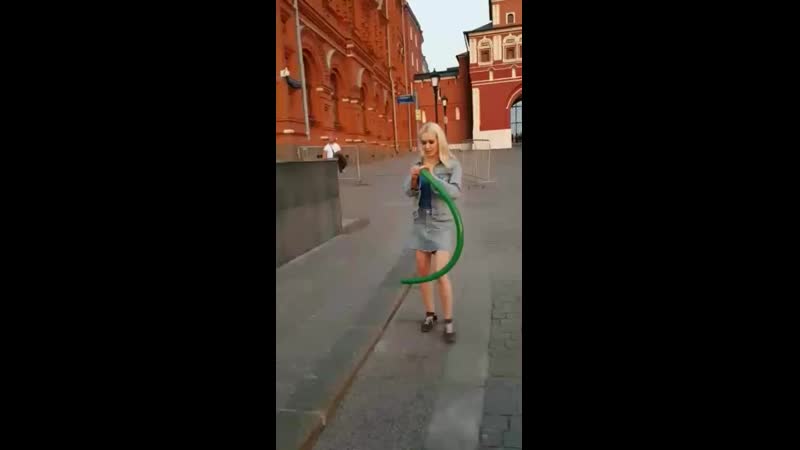 free блондинка заглатывает на красной площади длинный шар полностью лучшая глотка россии далеко hd