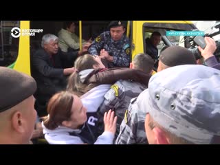 free женщина пытается отбить свою дочь у полиции в нур султане hd