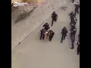 free в баку рота полиции задерживала 11 человек они бросали мусор в полицейских hd