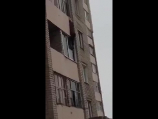 free молодые смеялись над женщиной висевшей на балконе четвертого этажа hd