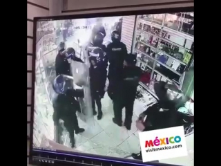 free полицейские попались на краже телефонов во время рейда hd