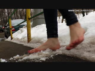 free обнаженные девичьи ножки на белом снегу розовые от холода hd