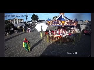 free мужчина на набережной в алуште избил клоуна за то что он веселил людей аниматор в костюме развлекал и зазывал hd