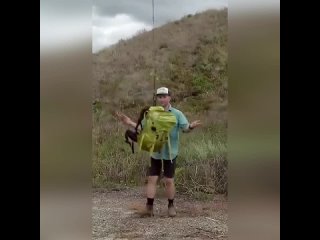 free блогер подвесил рюкзак к гелиевому шару теперь он гуляет по горам почти не ощущая веса вещеи hd