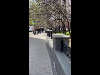 free очень много людей пришло сегодня к украинскому посольству в москве чтобы почтить память погибших в одессе 2 мая и hd